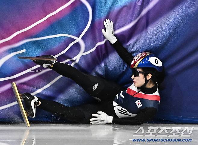 16일 이탈리아 밀라노 스피드스케이팅 아레나에서 밀라노동계올림픽 쇼트트랙 여자 1000m 경기가 열렸다. 준결승 레이스 도중 충돌한 김길리. 밀라노(이탈리아)=송정헌 기자songs@sportschosun.com/2026.02.16/