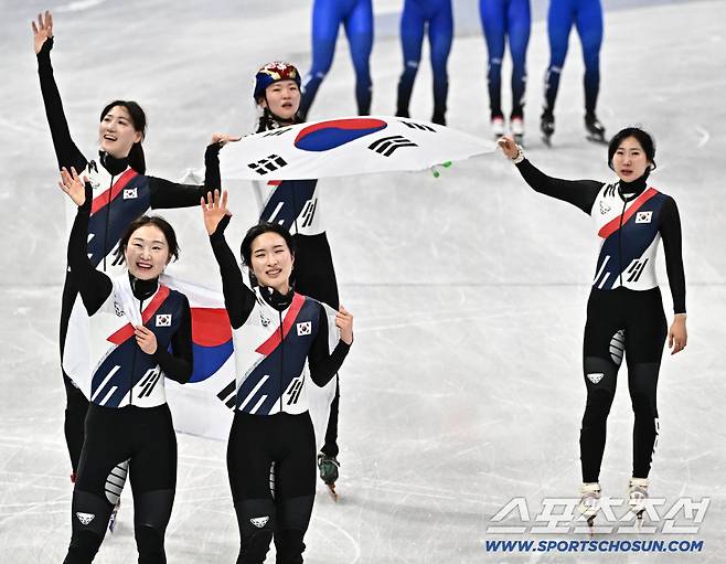 19일(한국시간) 이탈리아 밀라노 스피드스케이팅 아레나에서 열린 밀라노동계올림픽 쇼트트랙 여자 3000m 계주 결승전. 금메달 차지한 대표팀 선수들. 밀라노(이탈리아)=송정헌 기자songs@sportschosun.com/2026.02.19/