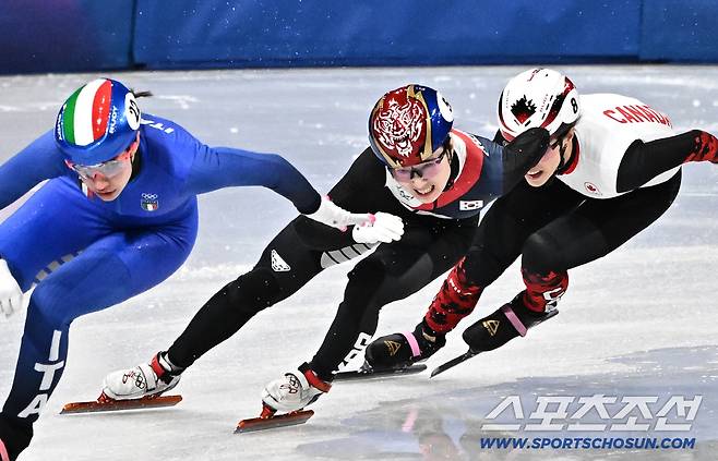 이 악물고 내달리는 최민정.