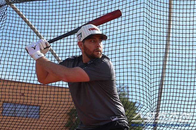 LG 트윈스 오스틴이 미국 애리조나 캠프에서 훈련하고 있다. 사진제공=LG 트윈스