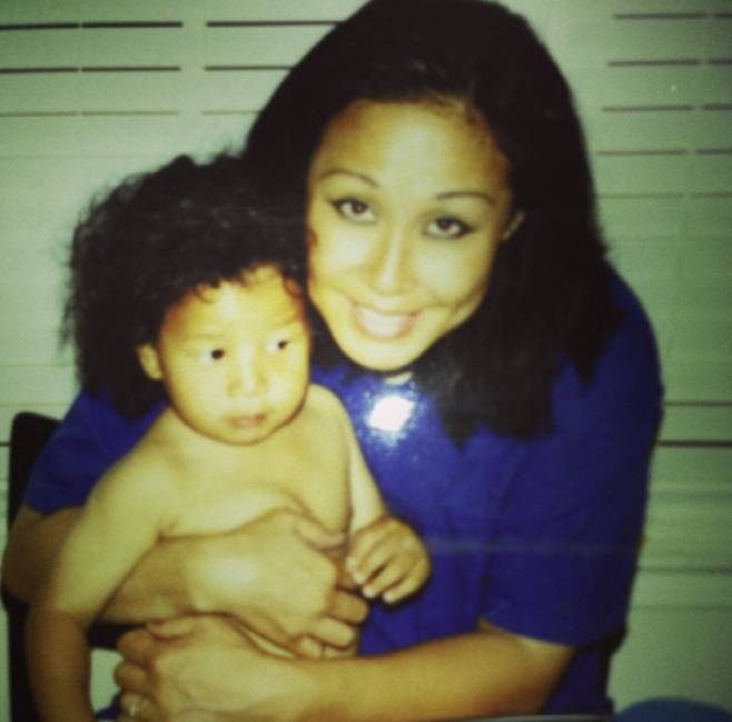 어린 조마이 존스를 안고 있는 어머니 미셸. 사진제공=저마이 존스 SNS