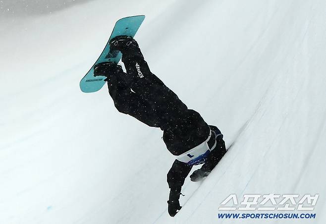13일(한국시간) 이탈리아 리비뇨 스노파크에서 열린 스키 스노보드 여자 하프파이프 결선에서 최가온이 90.25점을 획득해 금메달을 차지했다. 1차 시기 착지에 실패한 최가온. 리비뇨(이탈리아)=송정헌 기자songs@sportschosun.com/2026.02.13/