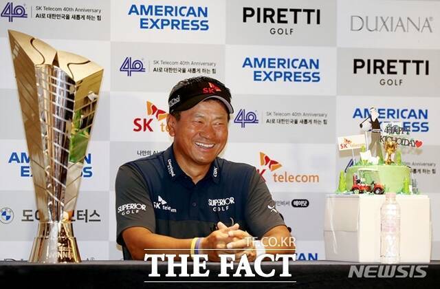 최경주가 SK텔레콤오픈2024에서 박상현과의 연장 끝에 우승, 역대 최고령 우승 기록을 세운 뒤 활짝 웃으며 기자회견을 하고 있다./KPGA