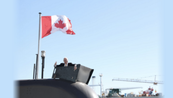 스티븐 퓨어 캐나다 국방조달 특임장관(가운데)이 2일 한화오션 거제사업장을 방문해 국방부 이두희 차관(왼쪽 첫번째), 김희철 한화오션 대표(왼쪽 두번째)와 함께 캐나다 CPSP 사업에 제안한 장보고-III 배치-II 선도함인 장영실함에 승함하는 등 생산시설을 돌아보는 모습. /한화오션