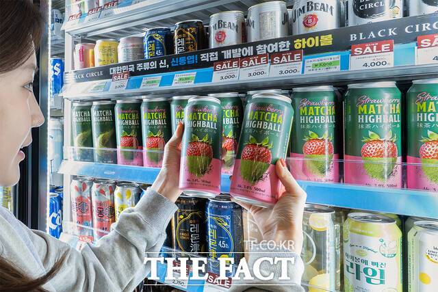 소비자들이 편의점에서 흔히 접하는 캔 하이볼이 모두 저렴해지는 것은 아니다. 편의점 하이볼 중 상당수는 레몬이나 자몽 등 과즙이 함유되어 주세법상 '과실주(세율 30%)'로 분류되는데, 이들은 이미 낮은 세율을 적용받고 있어 이번 '혼성주(세율 72%→감면)' 감세 대상이 아니다. 사진은 기사 내용과 무관. /세븐일레븐