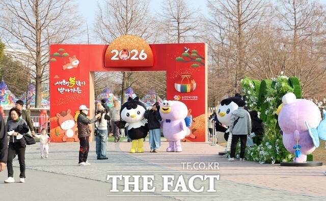 설 연휴 가족 단위 방문객들이 순천만국가정원에서 시 캐릭터 '루미 뚱이'와 사진 촬영을 하고 있다. /순천시