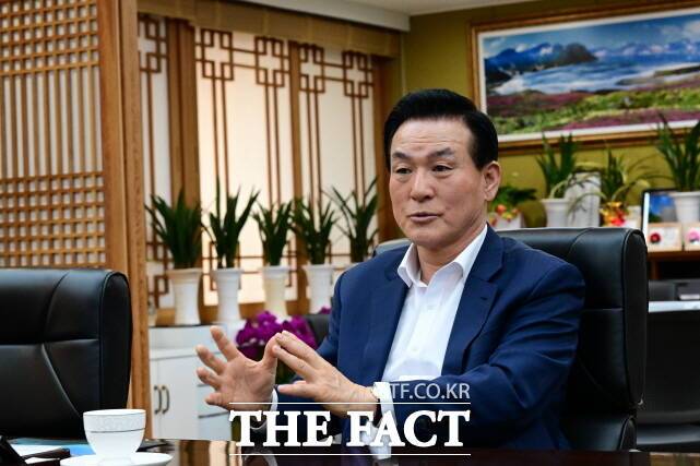 백성현 논산시장이 13일 집무실에서 <더팩트>와 인터뷰하고 있다. /논산시