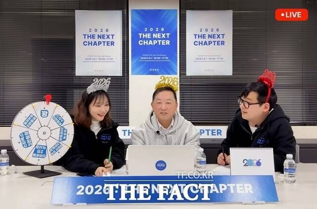 김병철 한양증권 대표이사 부회장(사진 가운데)이 지난달 6일 유튜브LIVE 타운홀 미팅을 통해 임직원들과 소통하고 있다. /힌양증권