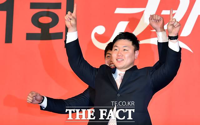 한국 봅슬레이의 전설 원윤종(41)이 19일(한국시간) IOC(국제올림픽위원회) 선수위원으로 당선됐다. 사진은 원윤종이 2016년 3월 16일 '제 21회 코카콜라 체육대상'에서 최우수선수상을 수상한 뒤 축하 세리머니를 하는 모습. /이새롬 기자