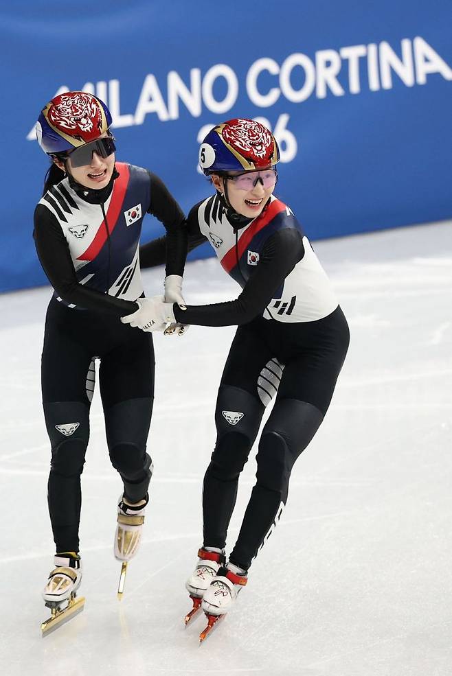 최민정(오른쪽)이 19일(한국시간) 이탈리아 밀라노 아이스스케이팅 아레나에서 열린 2026 밀라노·코르티나 동계올림픽 쇼트트랙 여자 3000m 계주에서 금메달을 확정지은 뒤 김길리와 함께 기뻐하고 있다. 연합뉴스