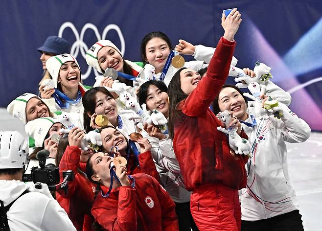 19일(한국시간) 이탈리아 밀라노 스피드스케이팅 아레나에서 열린 2026 밀라노 동계올림픽 쇼트트랙 여자 3000m 계주 결승전 에서 금메달을 차지한 한국대표팀 선수들이 시상식에서 이탈리아, 캐나다 선수들과 셀카를 찍고 있다./장련성 기자