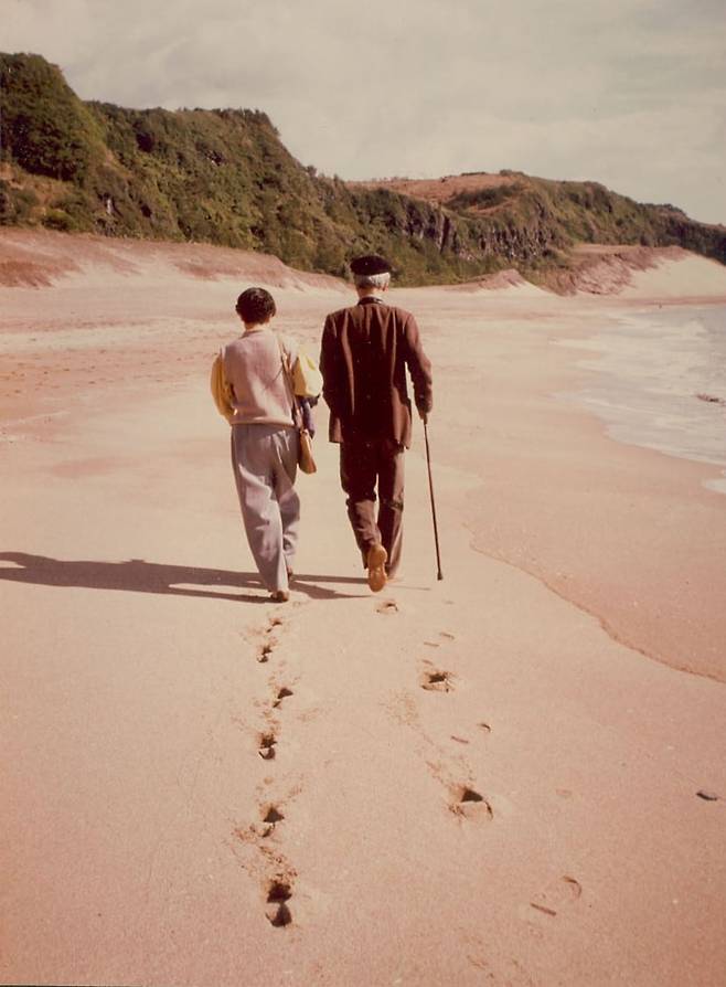해변을 함께 걷고 있는 유영국과 아내 김기순(왼쪽). 모래 사장 위에 부부의 발자국이 나란히 찍혔다. /유영국미술문화재단