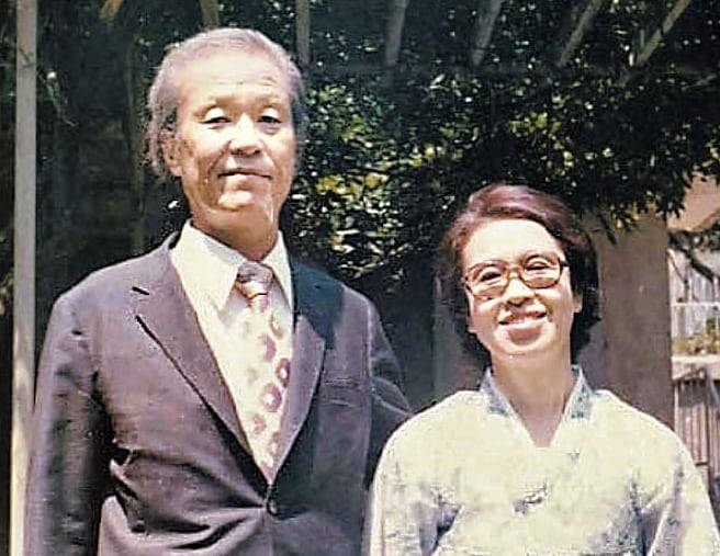 1973년 서울 약수동 집 마당에 나란히 선 유영국과 아내 김기순(오른쪽). /유영국미술문화재단