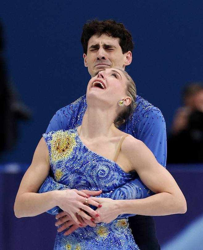 이탈리아 밀라노 밀라노 아이스 스케이팅 아레나에서 열린 밀라노-코르티나 2026 동계올림픽 피겨 스케이팅 아이스 댄스 프리 댄스 경기 후 캐나다의 파이퍼 길레스와 폴 포리에가 감정을 추스리고 있다./로이터 연합뉴스