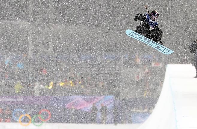 스노보드 최가온이 이탈리아 리비뇨 스노파크에서 열린 2026 밀라노·코르티나담페초 동계올림픽 스노보드 여자 하프파이프 결선 3차전 경기를 펼치고 있다. 이날 최가온은 1,2차 경기에서 넘어진 후 3차 시기에 90.25점을 받아 단독 1위에 올라서 금메달을 획득했다. /뉴스1