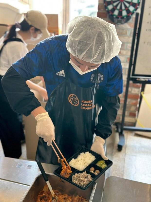 유독 높은 한국의 노인 빈곤 문제를 해소하겠다며 창단된 '코리아 레거시 커미티'에서 청년들이 저소득 노인들에게 제공할 도시락을 준비하는 모습. /코리아레거시커미티