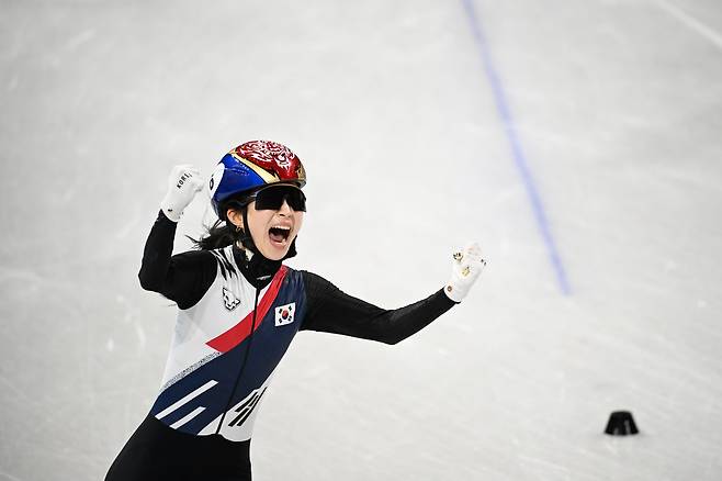 18일(현지시간) 이탈리아 밀라노 아이스 스케이팅 아레나에서 열린 2026 밀라노·코르티나 동계올림픽 쇼트트랙 스피드 스케이팅 여자 3000m계주 결선 경기에서 김길리가 1위로 들어오며 포효하고 있다. /밀라노=장련성 기자