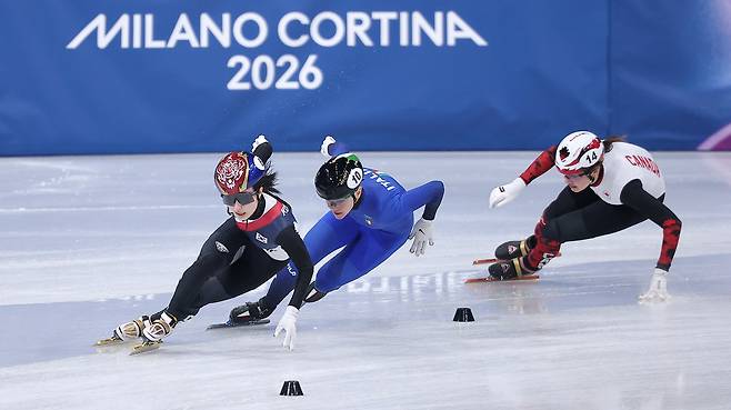 18일(현지시간) 이탈리아 밀라노 아이스스케이팅 아레나에서 열린 2026 밀라노·코르티나 동계올림픽 쇼트트랙 여자 3000m 계주 결승에서 마지막 주자로 나선 김길리가 질주하고 있다. /뉴스1