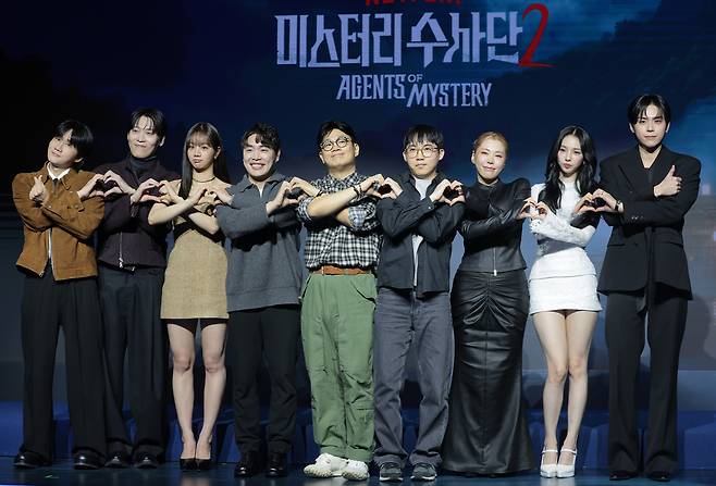 이용진(왼쪽부터)과 존박, 혜리, 김서구 PD, 정종연 PD, 이원기 PD, 가비, 카리나, 김도훈이 19일 서울 마포구 호텔 나루 서울 엠갤러리에서 열린 넷플릭스 예능 '미스터리 수사단 시즌2' 제작발표회에서 포즈를 취하고 있다. /뉴스1