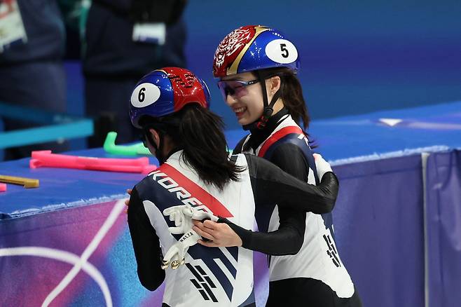 쇼트트랙 최민정이 14일(현지시간) 이탈리아 밀라노 아이스 스케이팅 아레나에서 열린 2026 밀라노 코르티나담페초 동계올림픽 쇼트트랙 여자 3000m 계주 준결승에서 1위로 결승선을 통과한 뒤 김길리와 환하게 웃고 있다. /밀라노=장련성 기자