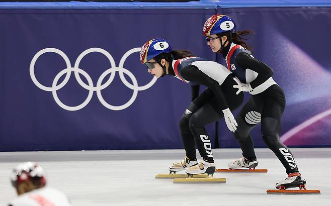 14일(현지시간) 이탈리아 밀라노 아이스 스케이팅 아레나에서 열린 2026 밀라노 코르티나담페초 동계올림픽 쇼트트랙 여자 3000m 계주 준결승에서 최민정이 김길리를 밀어주고 있다. /밀라노=장련성 기자