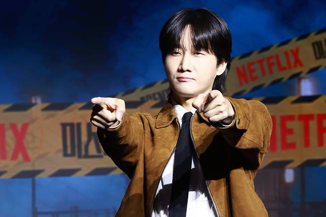 코미디언 이용진이 19일 서울 마포구 호텔 나루 서울 엠갤러리에서 열린 넷플릭스 예능 '미스터리 수사단' 시즌2 제작발표회에서 포즈를 취하고 있다. /연합뉴스