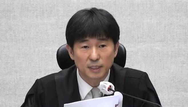 지귀연 부장판사가 지난 19일 오후 서울 서초구 서울중앙지방법원에서 열린 12·3 비상계엄 관련 윤석열 전 대통령 내란 우두머리 혐의 사건 1심 선고공판에서 판결문을 낭독하고 있다. /서울중앙지법 제공