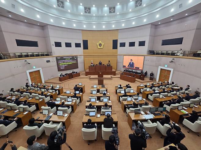 19일 대전시의회에서 제294회 임시회 제1차 회의가 열려 조원휘 의장이 '국회 행정안전위원회 의결 특별법안에 따른 대전광역시·충청남도 행정구역 통합 의견청취 안건'을 상정하고 있다. 이준섭 기자