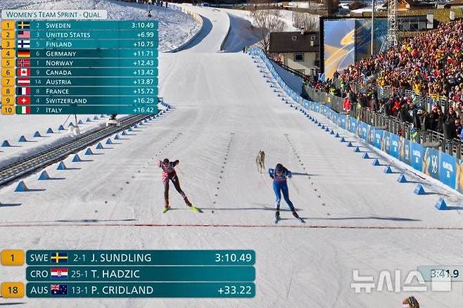 [테세로=AP/뉴시스] 18일(현지 시간) 이탈리아 테세로 크로스컨트리 스타디움에서 열린 2026 밀라노·코르티나담페초 동계올림픽 크로스컨트리 스키 여자 팀 스프린트 프리 예선 경기에 개가 난입했다. (올림픽 중계 방송사 OBS 제공 영상 속 장면)2026.02.19.