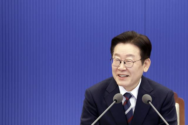 이재명 대통령이 19일 청와대에서 열린 수석보좌관회의에서 발언하고 있다.연합뉴스