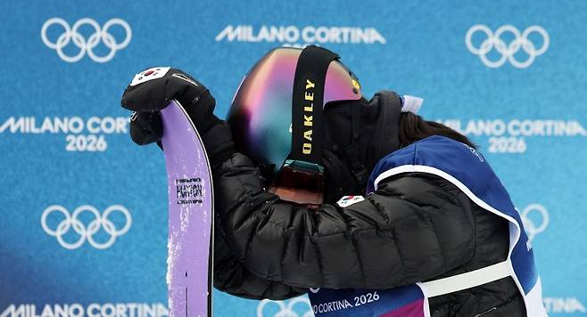 스노보드 유승은이 18일(현지시간) 이탈리아 리비뇨 스노파크에서 열린 2026 밀라노·코르티나담페초 동계올림픽 스노보드 여자 슬로프스타일 2차 결선에서 넘어진 뒤 아쉬워하고 있다. 유승은은 최종 34.18점을 기록, 결선 출전 12명 중 최하위에 머물며 멀티 메달 도전에 실패했다. 뉴스1