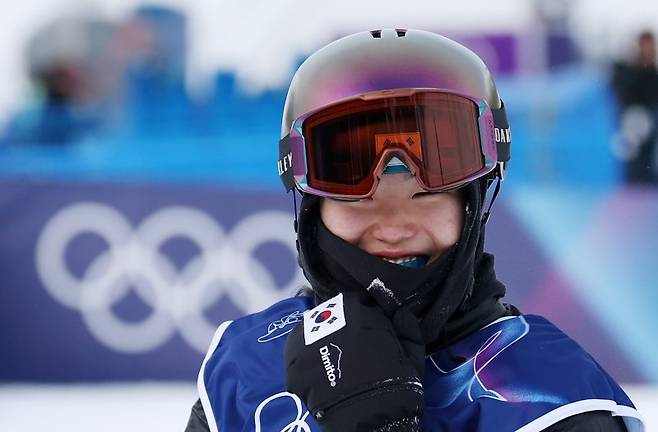 스노보드 유승은이 18일(현지시간) 이탈리아 리비뇨 스노파크에서 열린 2026 밀라노·코르티나담페초 동계올림픽 스노보드 여자 슬로프스타일 3차 결선을 마친 뒤 미소를 짓고 있다. 유승은은 최종 34.18점을 기록, 결선 출전 12명 중 최하위에 머물며 멀티 메달 도전에 실패했다.뉴스1