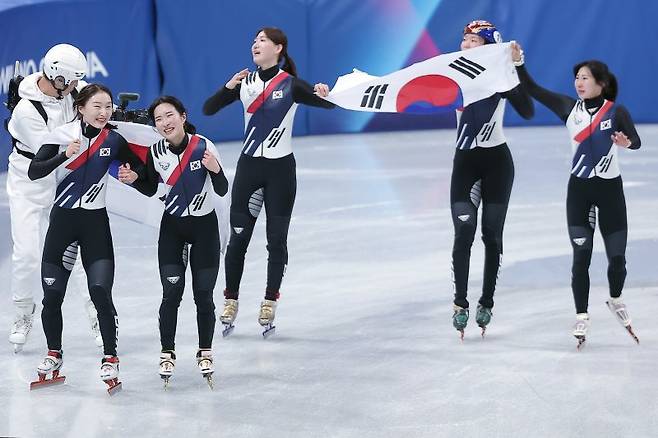 대한민국 여자 쇼트트랙 대표팀이 18일(현지시간) 이탈리아 밀라노 아이스스케이팅 아레나에서 열린 2026 밀라노·코르티나담페초 동계올림픽 쇼트트랙 여자 3000m 계주 결승에서 금메달이 확정된 뒤 태극기를 흔들며 기쁨을 나누고 있다.뉴스1
