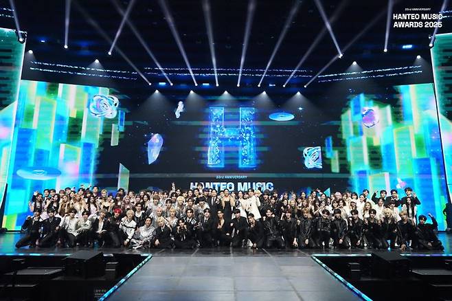 지난 15일 서울 송파구 올림픽공원 KSPO DOME에서 열린 ‘33주년 한터뮤직어워즈 2025’에서 수상자들이 단체 촬영을 하고 있다. 한터글로벌 제공