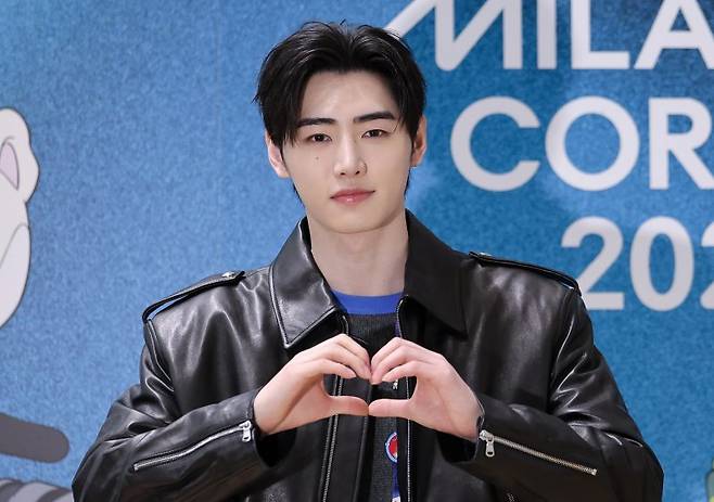 가수 엔하이픈 성훈이 8일(현지시간) 이탈리아 밀라노 메인프레스센터(MPC)에서 인터뷰를 마친 후 포즈를 취하고 있다. 뉴스1화상