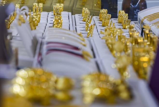 19일 서울 종로구 한국금거래소 종로본점에 금 제품이 진열되어 있다. 설 연휴 기간 99만원대까지 밀렸던 금값이 연휴 종료와 함께 다시 반등하며 한돈(3.75g) 100만원 선을 회복했다. 19일 한국금거래소에 따르면 금 한돈 가격은 오전 10시 기준 101만5000원에 거래되고 있다. 2026.02.19. /사진=뉴시스