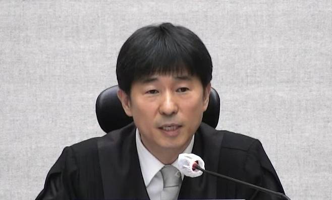 지귀연 부장판사가 19일 오후 서울 서초구 서울중앙지방법원에서 열린 12·3 비상계엄 관련 윤석열 전 대통령 내란 우두머리 혐의 사건 1심 선고공판에서 변호인 측 출석 확인을 하고 있다. 뉴스1