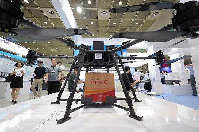 한국무인이동체연구조합은 오는 24일 서울 용산 전쟁기념관에서 국내 산학연관군과 미국 및 우크라이나 업계관계자들이 참석한 가운데 '러-우 전장 드론 혁명, 그 현장으로 초대'를 주제로 컨퍼런스를 개최한다. 사진은 지난해 무인이동체산업 전시회에 소개된 최신 기술의 드론. 한국무인이동체연구조합(KRAUV) 제공