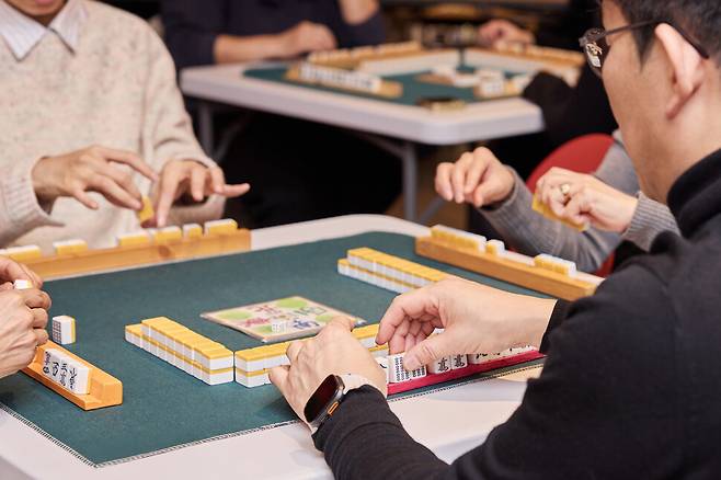 ‘정동마작교실―선데이 소셜’에서 마작을 하며 즐거운 한때를 보내고 있는 이들. 최근 마작이 색다른 놀이 문화로 자리 잡고 있다. 염서정 스튜디오 어댑터