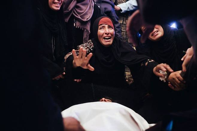 18일(현지시각) 가자지구 남부 칸유니스의 나세르병원에서 열린 14살 모한드 나자르의 장례식에서 가족이 슬퍼하고 있다. 나자르는 이슬람 성월인 라마단 기간의 첫 날 이스라엘군의 공격으로 사망했다. AFP 연합뉴스