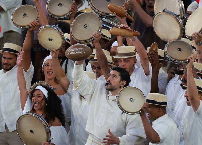 지난 8일 미국 캘리포니아주 샌타클래라 리바이스 스타디움에서 열린 슈퍼볼 엘엑스(LX) 애플 뮤직 하프타임 무대에서 배드 버니(가운데)가 공연하고 있다. UPI 연합뉴스