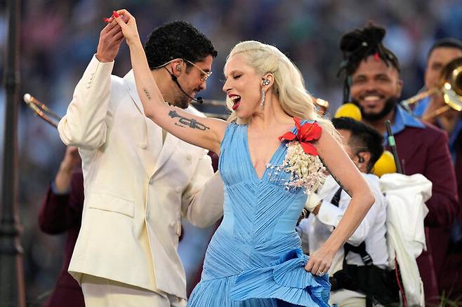 지난 8일 미국 캘리포니아주 샌타클래라 리바이스 스타디움에서 열린 슈퍼볼 엘엑스(LX) 애플 뮤직 하프타임 무대에서 배드 버니(가운데)가 레이디 가가와 공연하고 있다. UPI 연합뉴스