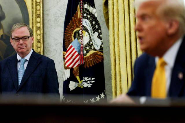 케빈 해싯(왼쪽) 미국 백악관 국가경제위원회(NEC) 위원장이 지난해 3월 7일 미 워싱턴 백악관 대통령 집무실(오벌오피스)에서 발언하는 도널드 트럼프 미 대통령을 지켜보고 있다. 로이터 연합뉴스