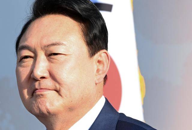 윤석열 전 대통령이 2022년 5월 6일 서울 종로구 삼청동 대통령직인수위원회 잔디광장에서 열린 제20대 대통령직인수위원회 해단식에서 참석자들을 바라보고 있다. 인수위사진기자단