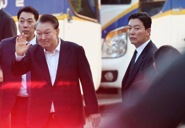법원의 구속취소 청구 인용으로 석방된 윤석열 전 대통령이 2025년 3월 8일 오후 경기 의왕시 서울구치소에서 풀려난 가운데 지지자들에게 인사하는 윤 대통령의 곁에서 김성훈 경호차장이 밀착 경호를 하고 있다. 뉴스1