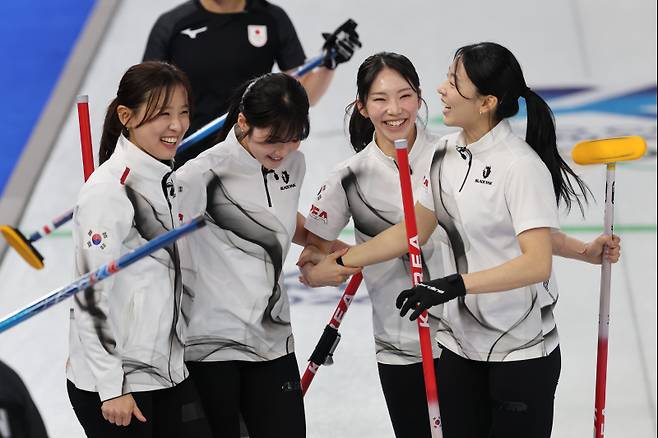 <yonhap photo-0695="">15일(현지시간) 이탈리아 코르티나담페초 컬링 올림픽 스타디움에서 열린 2026 밀라노ㆍ코르티나담페초 동계올림픽 컬링 여자 라운드로빈 한국과 일본의 경기에서 한국 대표팀이 7대5로 이긴 뒤 기뻐하고 있다. [사진=연합뉴스]</yonhap>