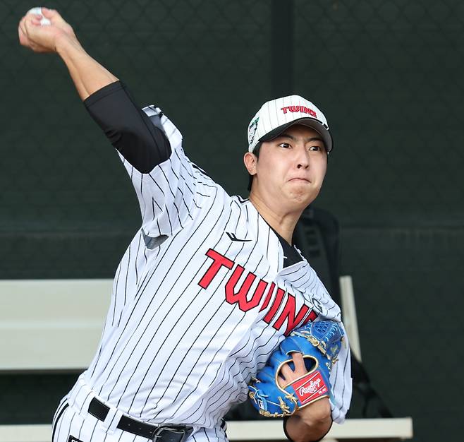 이정용이 미국 애리조나 캠프에서 불펜 투구를 하고 있다. 사진=구단 제공