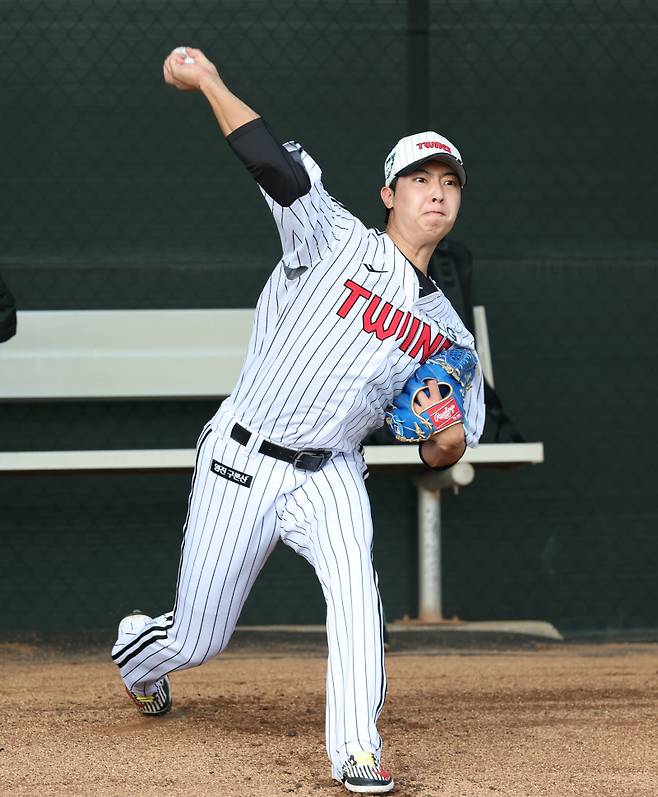 이정용이 미국 애리조나 캠프에서 불펜 투구를 하고 있다. 사진=구단 제공