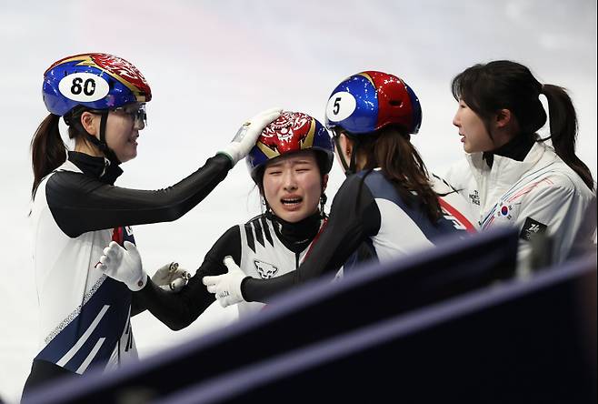 <yonhap photo-2034="">18일(현지시간) 이탈리아 밀라노 아이스스케이팅 아레나에서 열린 2026 밀라노-코르티나담페초 동계올림픽 쇼트트랙 여자 3000m 계주에서 금메달을 따낸 한국대표팀 김길리(가운데)가 눈물을 흘리고 있다. 왼쪽은 노도희, 오른쪽은 최민정. [사진=연합뉴스]</yonhap>