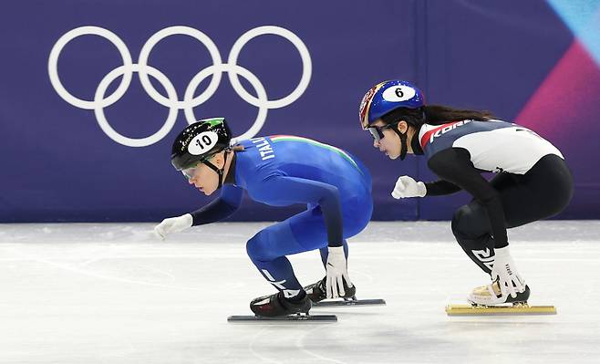 <yonhap photo-2713="">18일(현지시간) 이탈리아 밀라노 아이스스케이팅 아레나에서 열린 2026 밀라노-코르티나담페초 동계올림픽 쇼트트랙 여자 3000m 계주에서 금메달을 따낸 한국대표팀 마지막 주자 김길리가 질주하고 있다. [사진=연합뉴스]</yonhap>